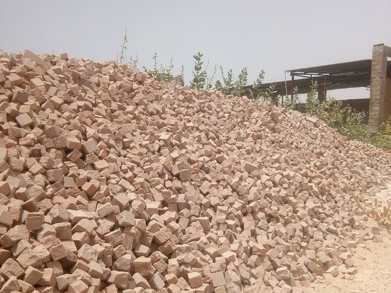 beige-colour-sandstone-cobbles-natural-split-hand-cut-desert-stones-uses-pathways-driveway-parking-lot-landscaping