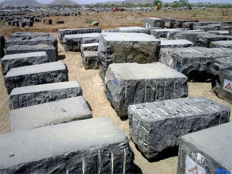 absolute_black_rough_granite_blocks