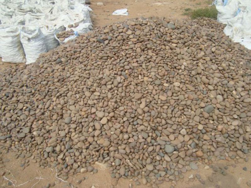 brown-color-river-natural-pebble-pathway-side-decorative-garden-stones