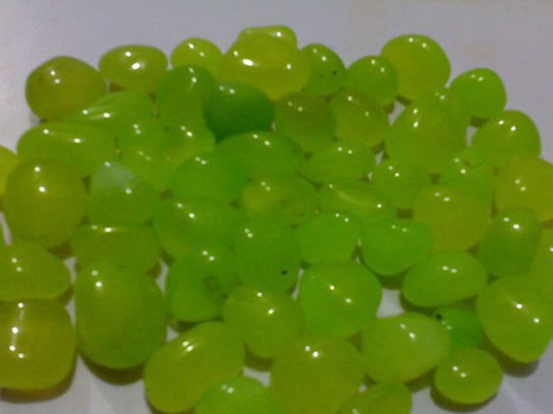 green-colour-onyx-glossy-shiny-polished-pebbles-home-decor-outdoor-indoor-landscaping-stones-importer-trader