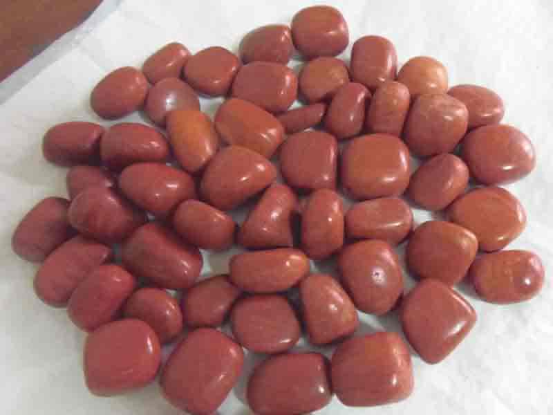 red-jasper-polished-pebbles-retail-indoor-shop-showroom-counter-display-store-design-decorative-stones