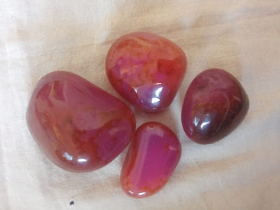 red-colour-indian-onyx-agate-tumbled-polished-semi-precious-decorative-interior-home-decor-pebbles-stones-minerals-manufacturer-exporter-wholesaler