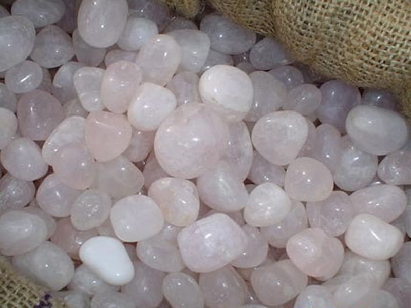 multi-purpose-glossy-white-tumbled-pebbles-polished-stones-indoor-outdoor-landscape-decoration-boulders