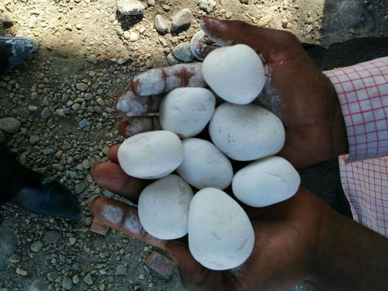 super-white-color-natural-marble-pebbles-tumbled-stones-gravels-rough-unpolished-finish