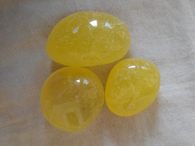 yellow-color-onyx-tumbled-polished-pebbles-glossy-shine-indian-stones-exporter-importer-supplier-wholesaler